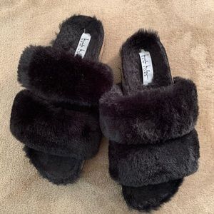 Nicole Miller black fuzzy slippers. Size 6.